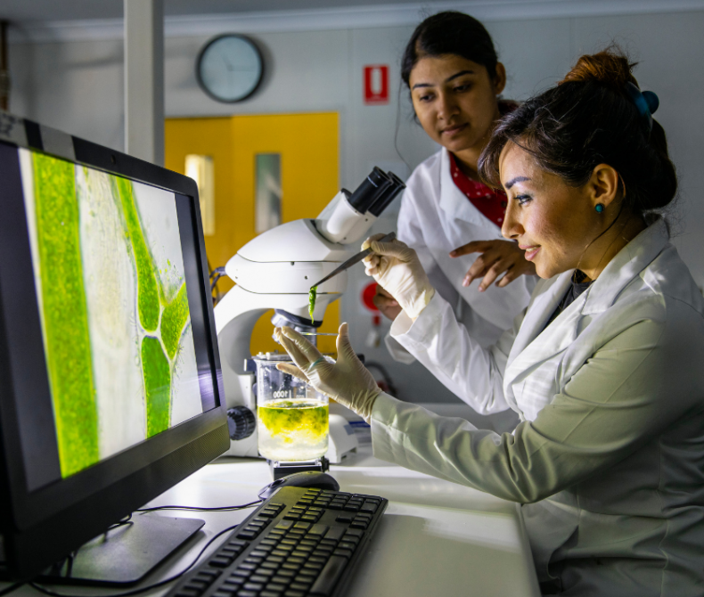 women at microscope