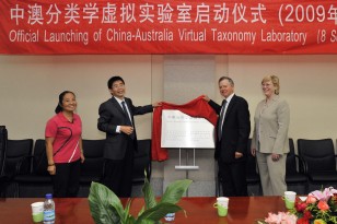 Dr John Stocker (CSIRO Board Chairman) and Dr Megan Clark (CSIRO Chief Executive) at the launch of the Virtual Taxonomy Laboratory in Beijing.